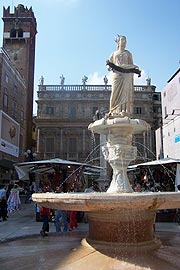 Der Brunnen der Madonna Verona an der Piazza delle Erbe (Foto: Martin Schmitz)